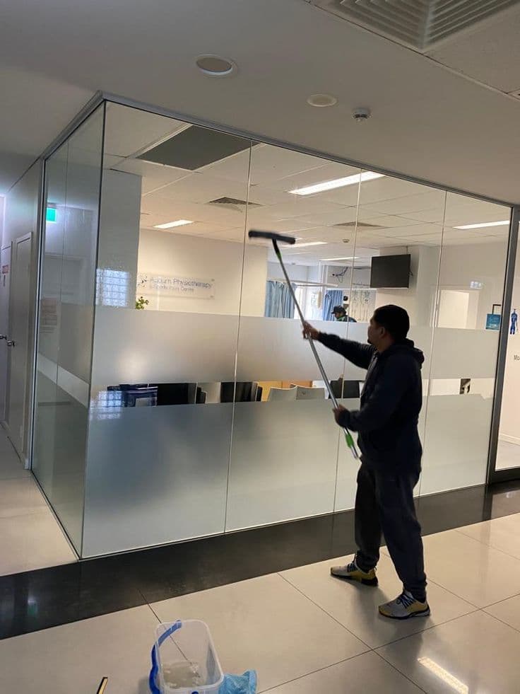 Lavage des cloisons vitrées dans une clinique